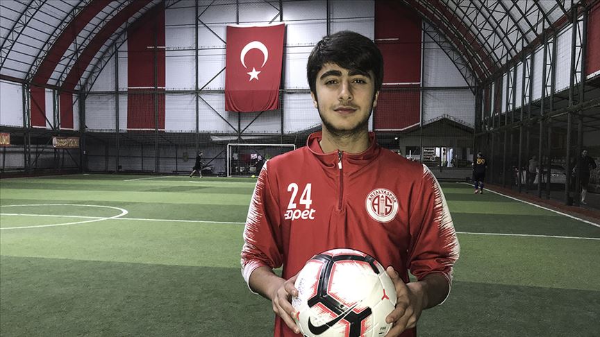 السوري آدم.. من مخاض الحرب إلى احتراف كرة القدم في تركيا (قصة نجاح)