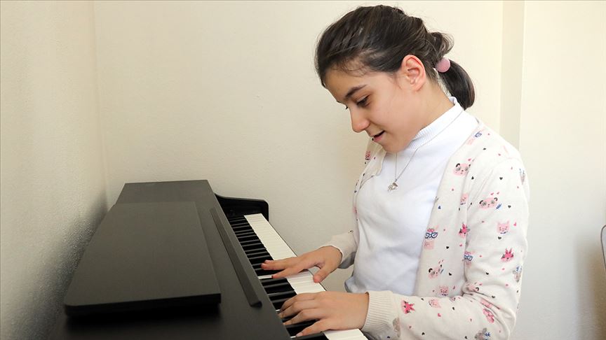 'Gönül gözü'nü müzik kulağıyla birleştiren genç yetenek: İrem Fitöz