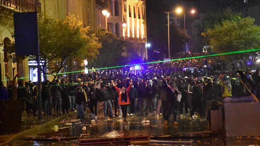 لبنان.. المئات يحتجون على تفاقم الأوضاع الاقتصادية وأزمة النقد