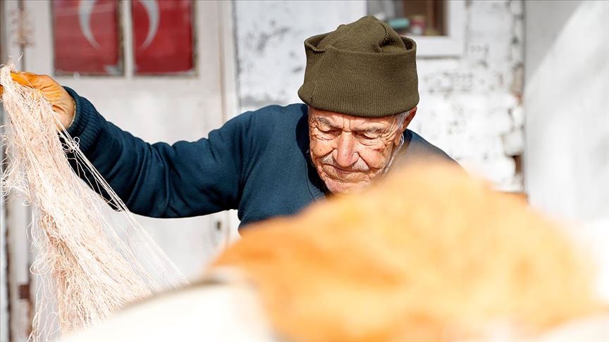 Ömrü balıkçılıkla geçen 88 yaşındaki Fehmi Faytoncu şimdi ağ onarıyor