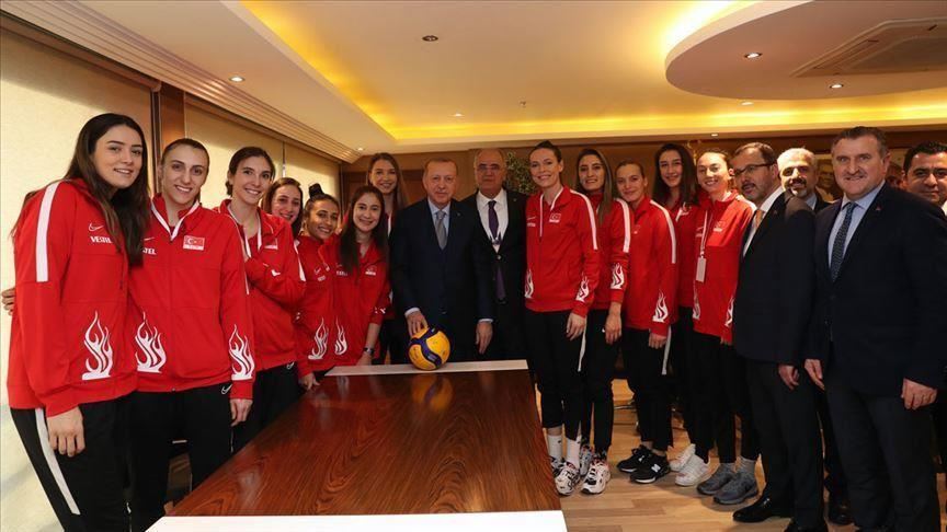Turquie : Erdogan rencontre l'équipe turque de volleyball féminin, médaillée d'argent en Europe