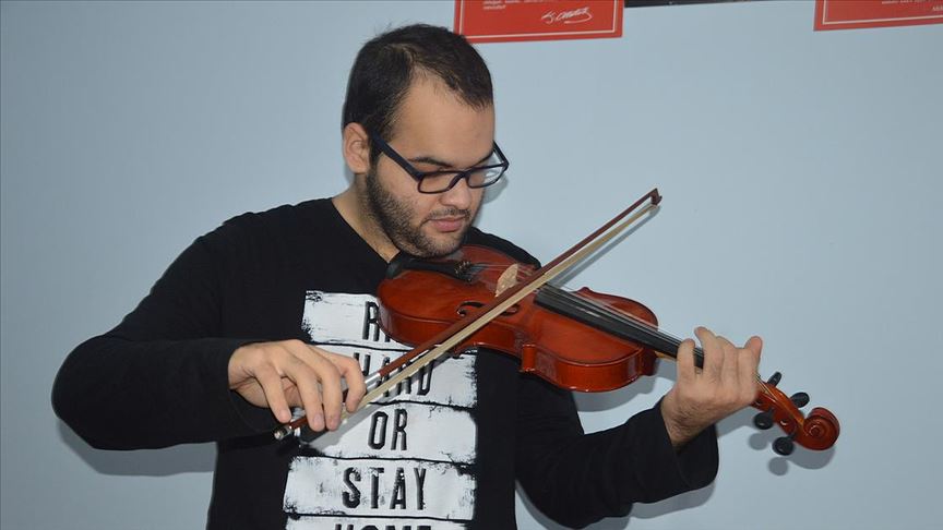 Otizmli Veysel kullandığı enstrümanlarla yaşamını renklendiriyor