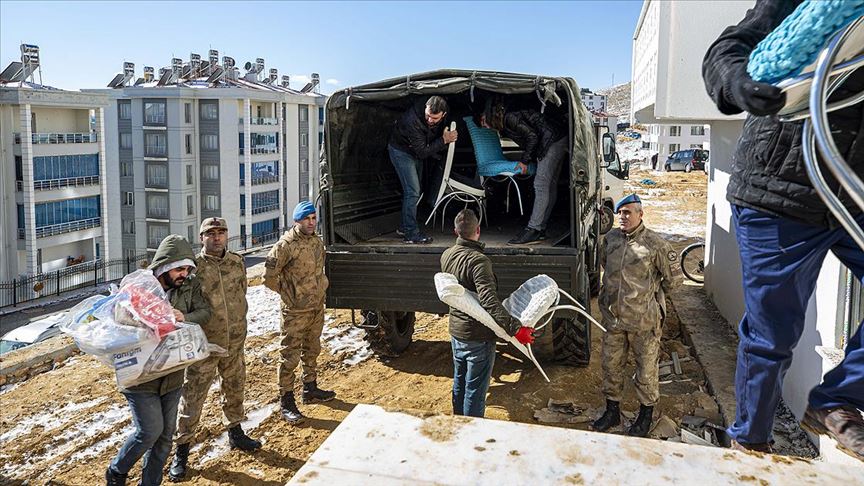 Elazığ�da depremzedelerin ev eşyaları jandarma araçlarıyla taşınıyor
