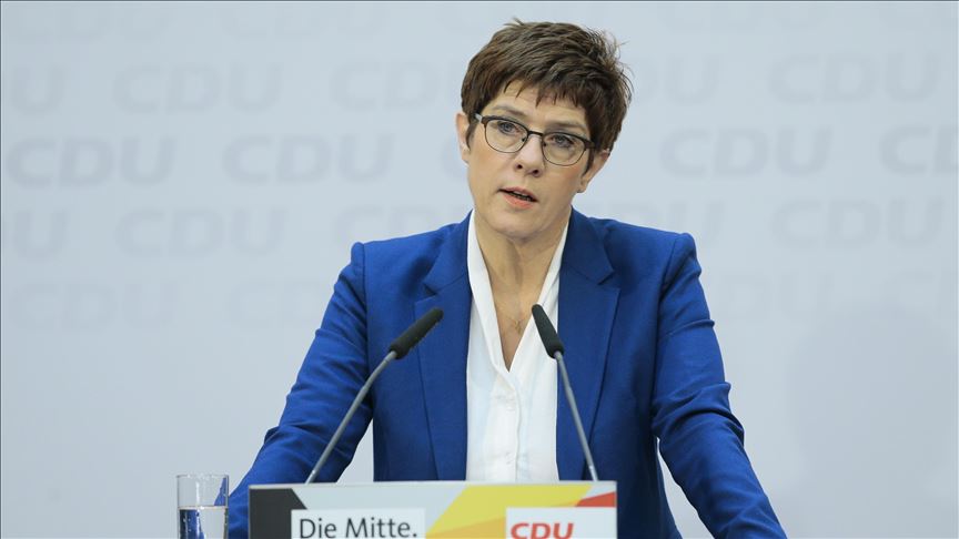 Sucesora de Merkel se retira de la carrera por la cancillería de Alemania