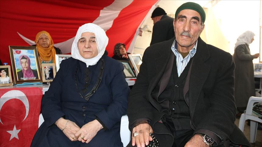 Terörün pençesinden oğullarını kurtaran aile sevinçlerini Diyarbakır anneleriyle paylaştı  