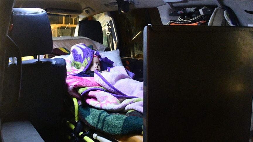 Kar ve tipinin kapattığı köy yolu minik Berat için açıldı