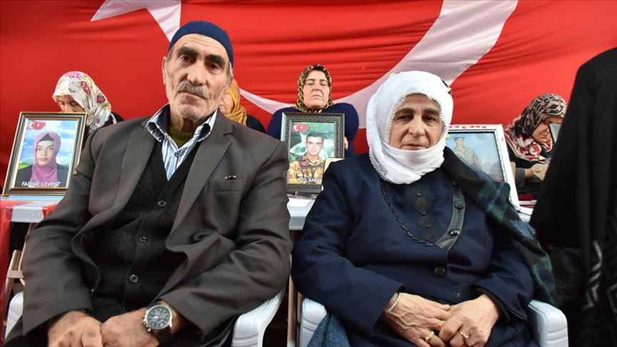 HDP önünde eylem yapan bir aile daha evladını terörün pençesinden kurtardı