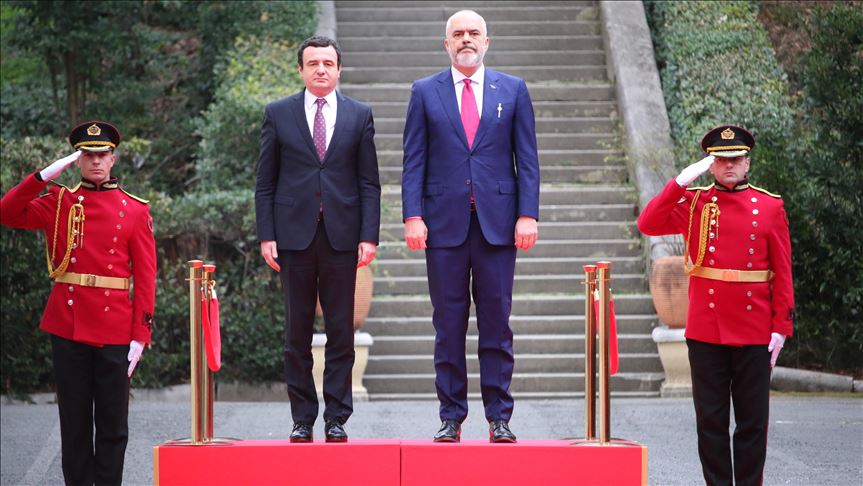 Косовскиот премиер Курти во официјална посета на Албанија