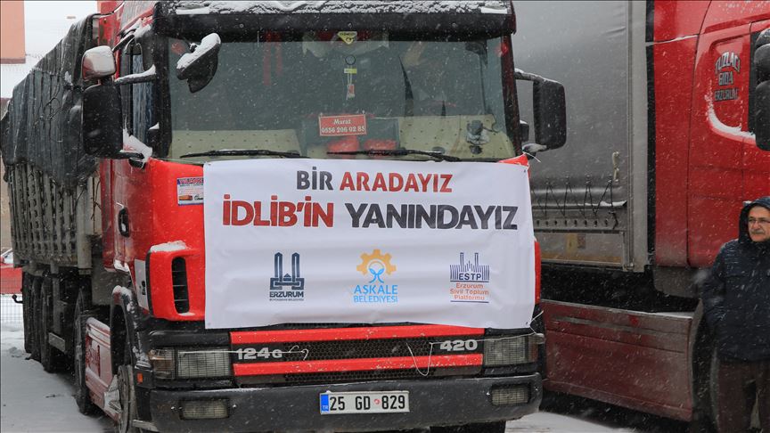 33 شاحنة مساعدات تركية إلى النازحين في "إدلب"