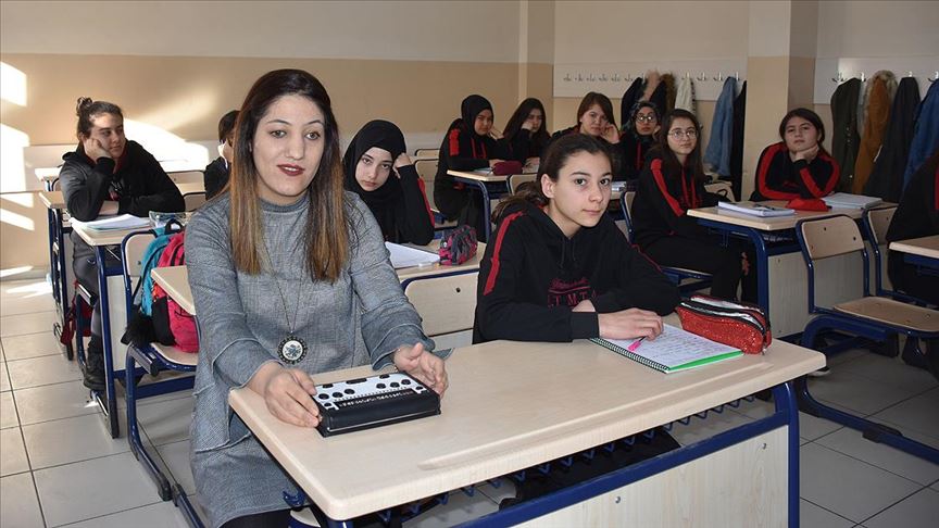Görme engelli Nefise öğretmen öğrencilerinin dünyasını aydınlatıyor