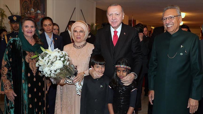 الرئيس الباكستاني يقيم مأدبة عشاء على شرف نظيره التركي