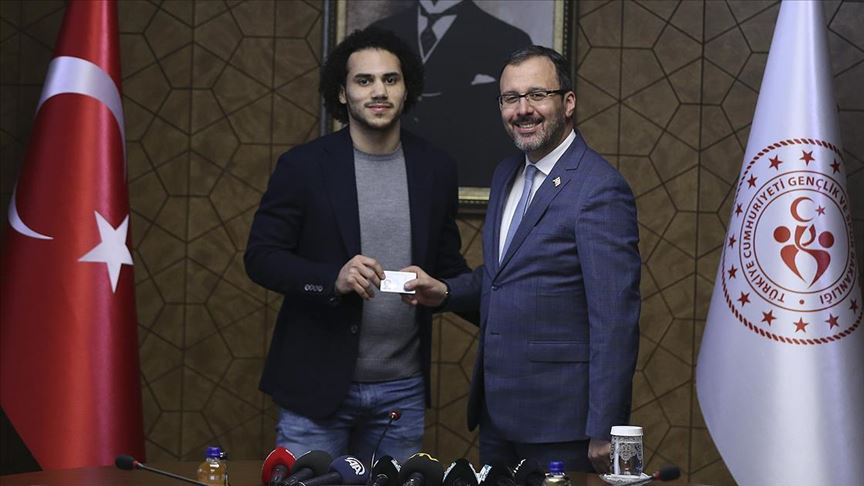 Bakan Kasapoğlu Larkin'e TC kimlik kartını verdi
