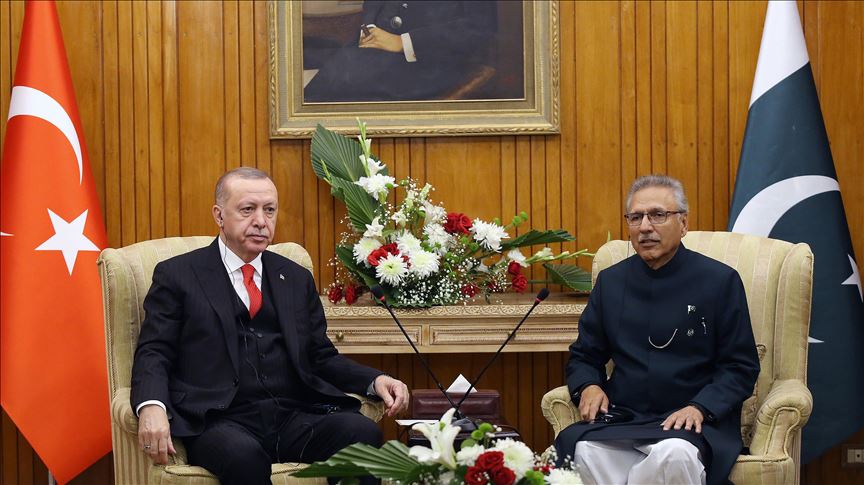 أردوغان يلتقي نظيره الباكستاني في إسلام أباد