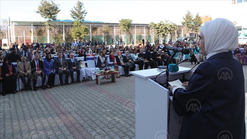 أمينة أردوغان تزور مدرسة تركية في إسلام أباد