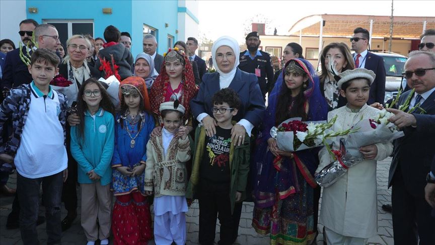 Emine Erdoğan'dan Pakistan'daki Maarif Okuluna ziyaret