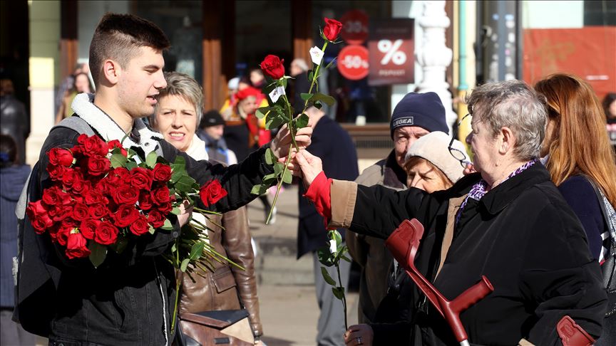 Zagreb: Valentinovo obilježeno crvenim ružama 