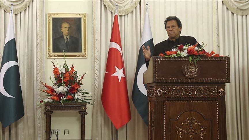 عمران خان: نقف إلى جانب تركيا ضد الهجمات التي تتعرض لها في سوريا    