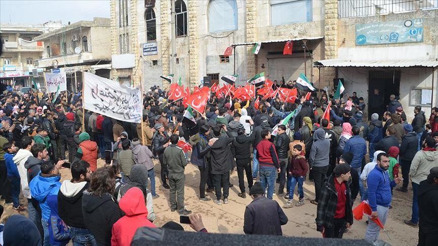 الآلاف يتظاهرون في إدلب دعما لتركيا وتنديدا بهجمات النظام
