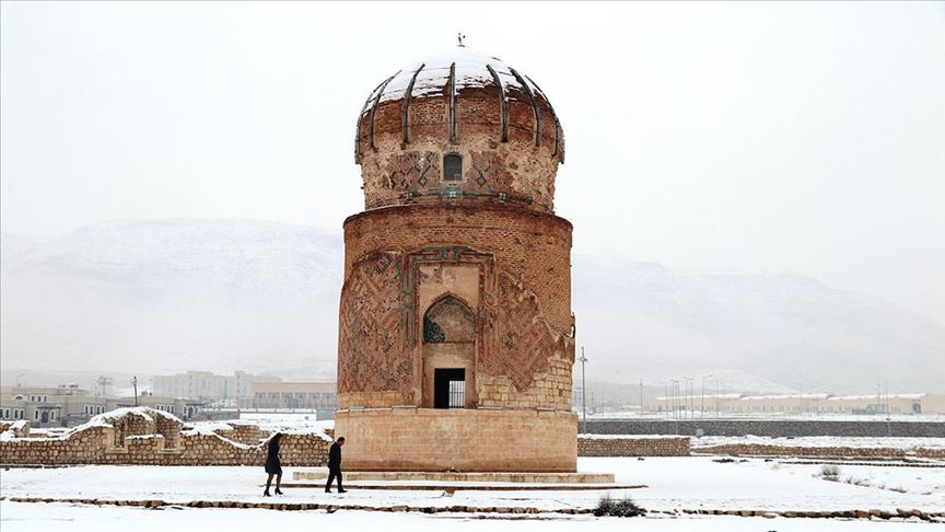 Hasankeyf'teki tarihi yapılar karla görsel şölen sundu