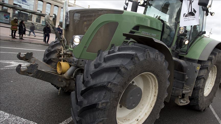 Spain: Farmers cut traffic with tractors in protest