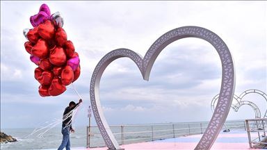 Do we fall in love or in oxytocin?