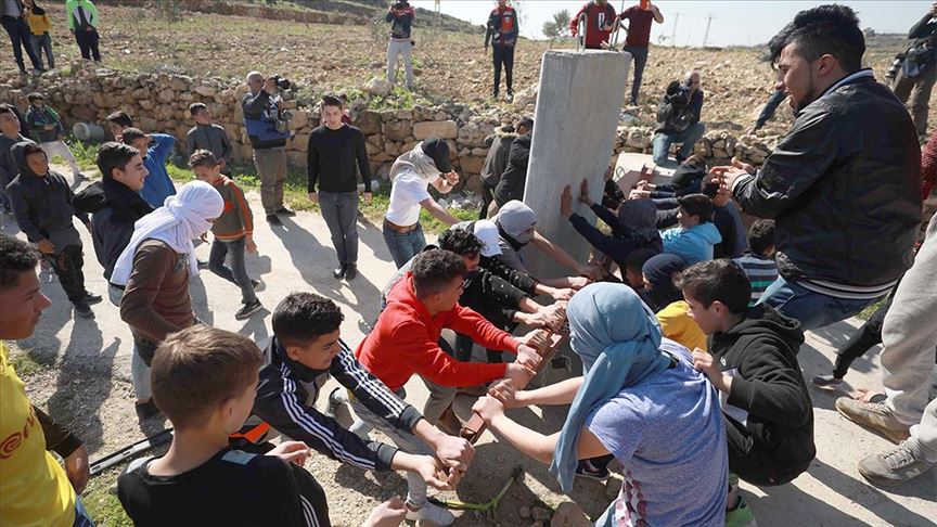 Palestinci uklanjaju betonske barikade koje je postavila izraelska vojska