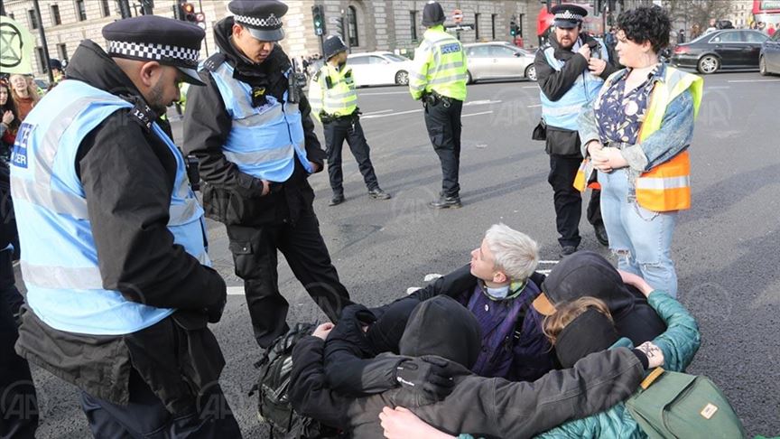 شرطة لندن توقف متظاهرين اثنين خلال وقفة ضد سياسات المناخ