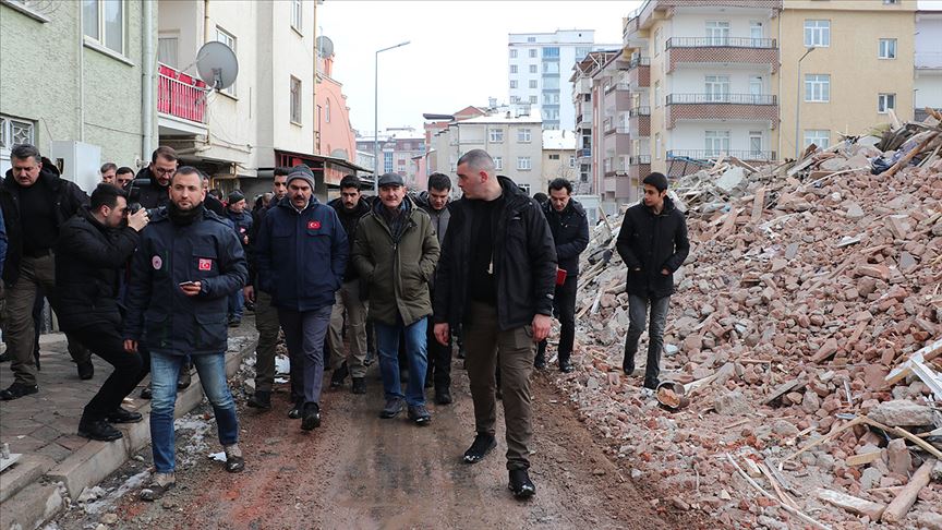 Bakanlar Soylu ve Kurum Elazığ'daki deprem bölgesinde incelemelerde bulundu
