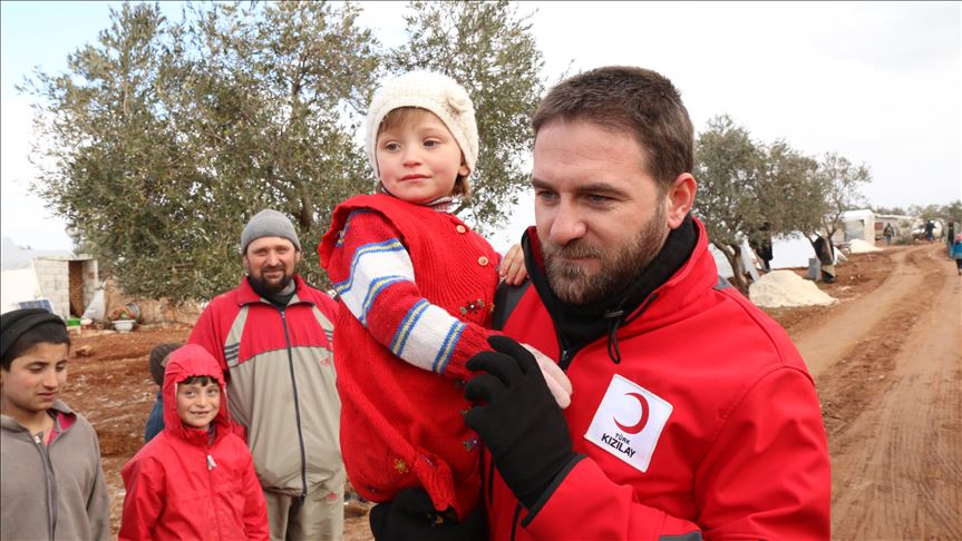 الهلال الأحمر التركي يواصل تقديم مساعداته لنازحي إدلب