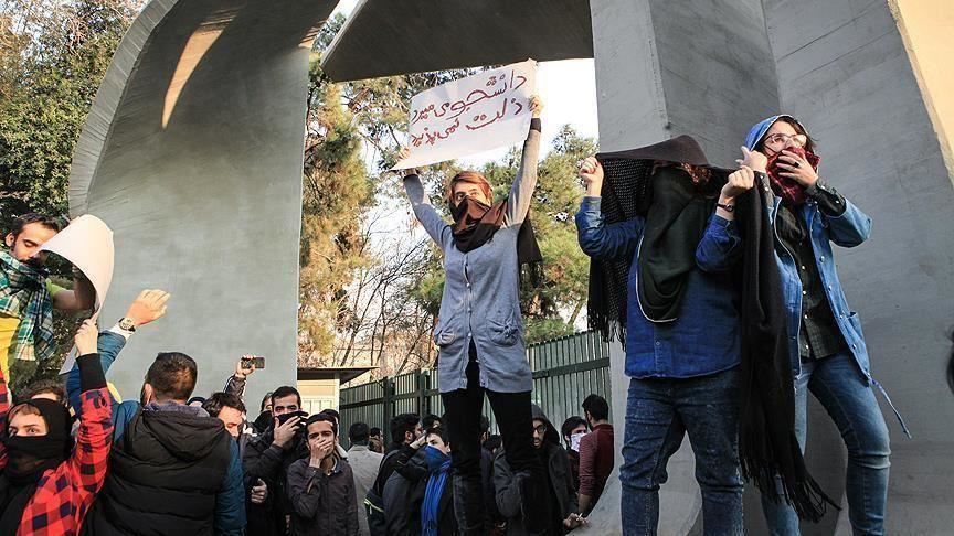 طهران.. الأمن يفض مظاهرة طلابية ويوقف مشاركين بها