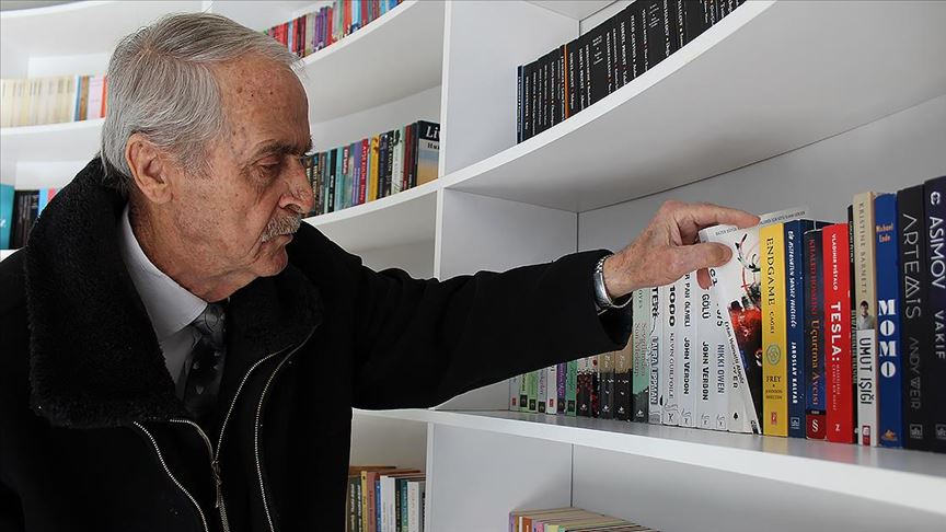  80 yaşındaki "kitap kurdu" kitap kafenin müdavimi oldu