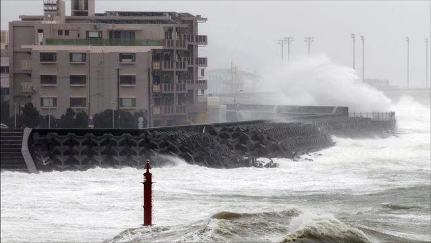 La tempête "Dennis" fait trois morts au Royaume-uni avant d'atteindre la France 