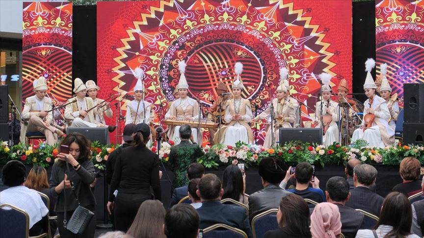 Kazakistan'da geleneksel halk müzik grubu aralıksız 75 ezgi çaldı 