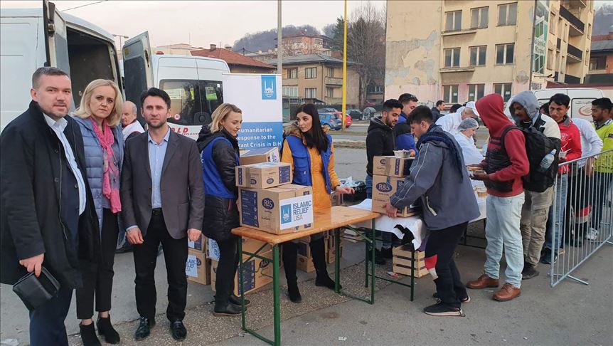MDD "Merhamet" i HO "Islamic Relief" podijelili 500 paketa pomoći migrantima u Tuzli