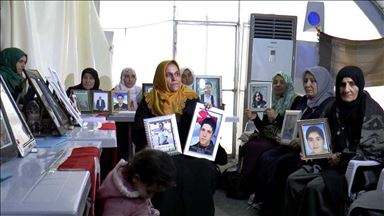 Kızına kavuşmanın sevincini oturma eylemi yapan annelerle paylaştı