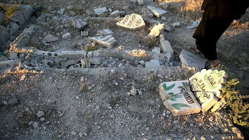 Hêzên Esed li cihên ku piştî 9 salan ji destê mixalifan hildan, goristanan jî xirab dikin