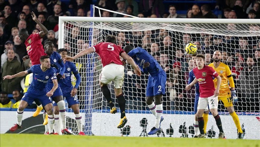 Man Utd beat Chelsea to keep hopes for Champions League