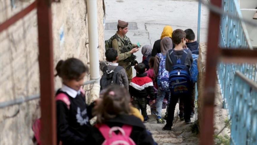 إسرائيل تبحث عن أسلحة في حقائب أطفال فلسطينيين داخل "روضة"