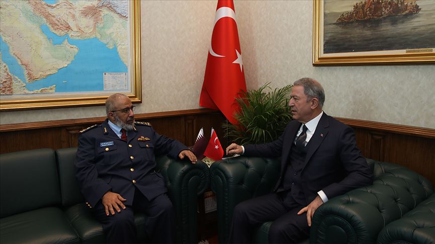 وزير الدفاع التركي يستقبل رئيس الأركان القطري بأنقرة