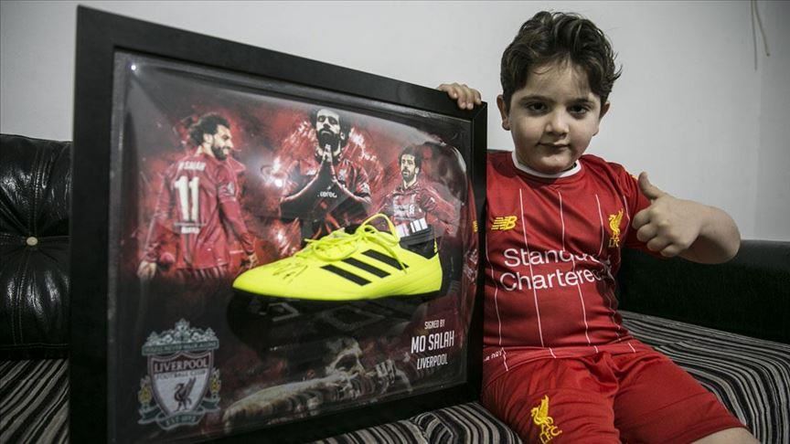 Рането дете од Сирија, пресреќно откако доби копачка и дрес потпишани од Мухамед Салах