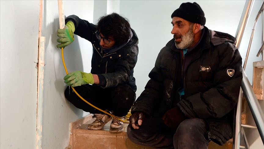 Baba oğul donan su şebekelerini buharla açıyor