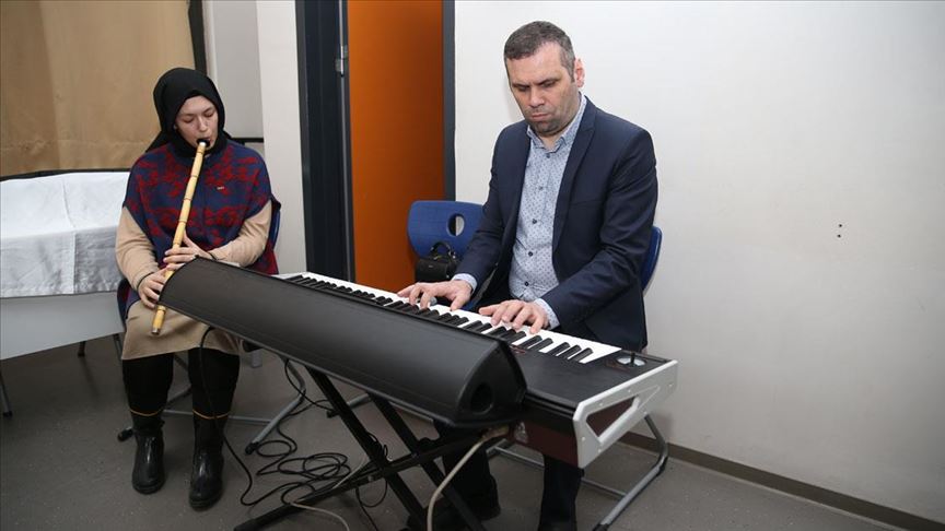 Görme engelli müzik öğretmeni öğrencilere notaları sevdirdi