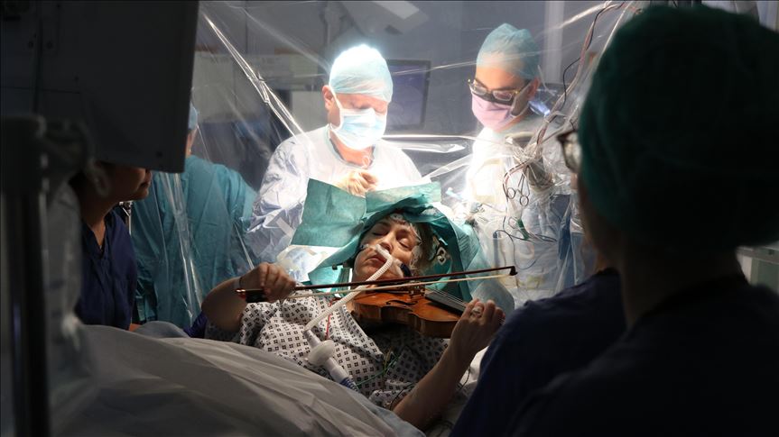 Velika Britanija: Tokom operacije na mozgu svirala violinu