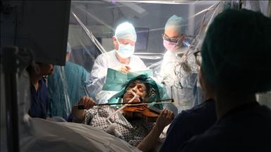 İngiltere'de bir müzisyen beyin ameliyatı sırasında keman çaldı