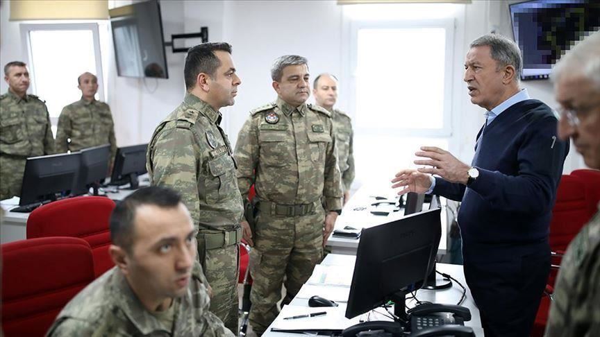 أكار يتفقد مركز عمليات الجيش التركي على الحدود مع إدلب