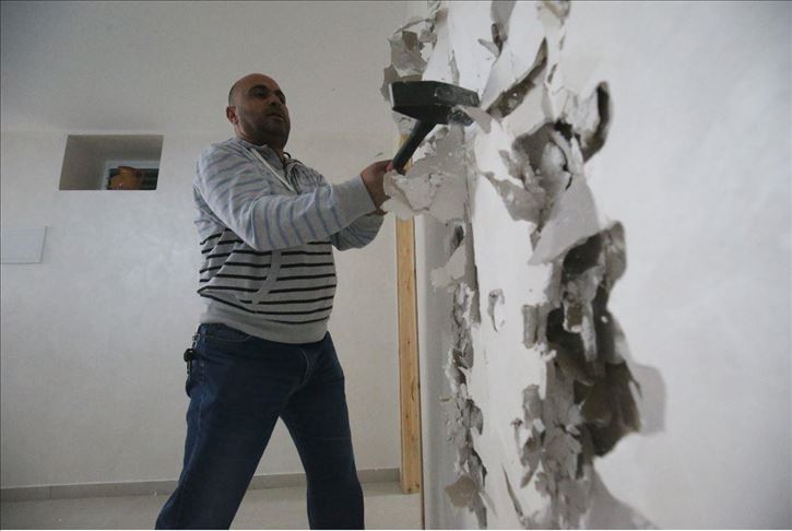 إسرائيل تجبر فلسطينيا بالقدس على هدم منزله بيده