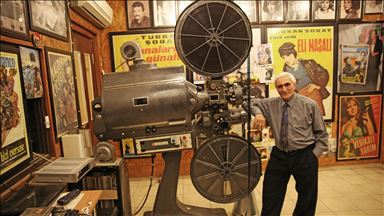 Eski makinistin 'sinema evi' ziyaretçilerine nostalji yaşatıyor