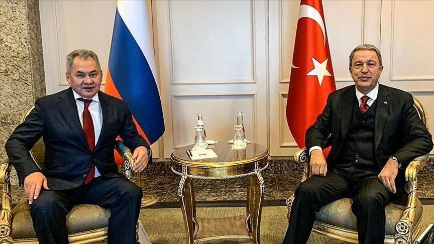 وزير الدفاع التركي يبحث مع نظيره الروسي سبل حل أزمة إدلب 