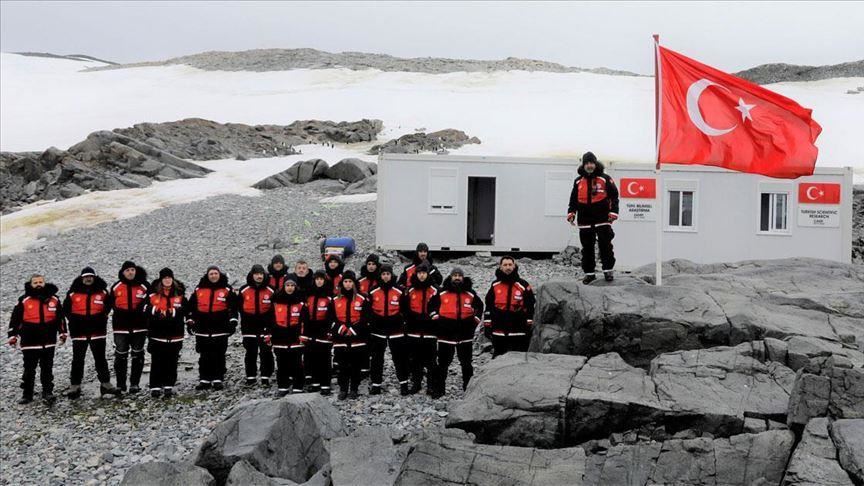 Miembros de la misión turca a la Antártida llegan a su base en ese continente