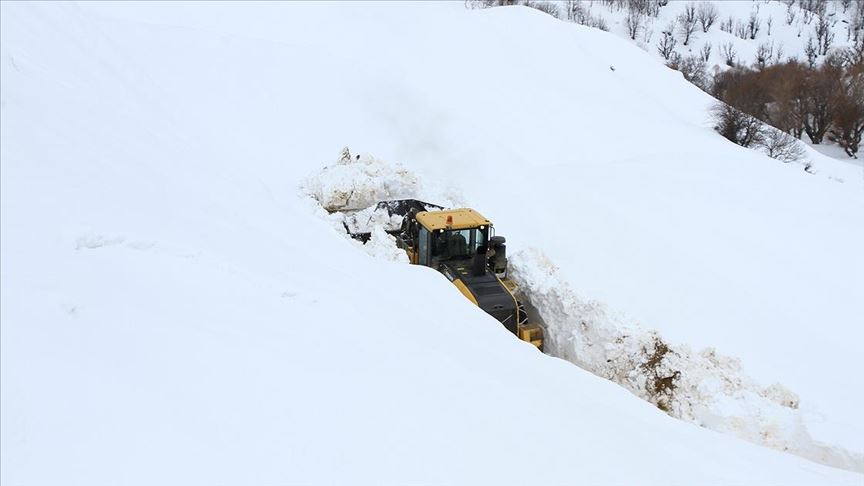Bitlis'in zorlu coğrafyasında karla mücadele ediyorlar